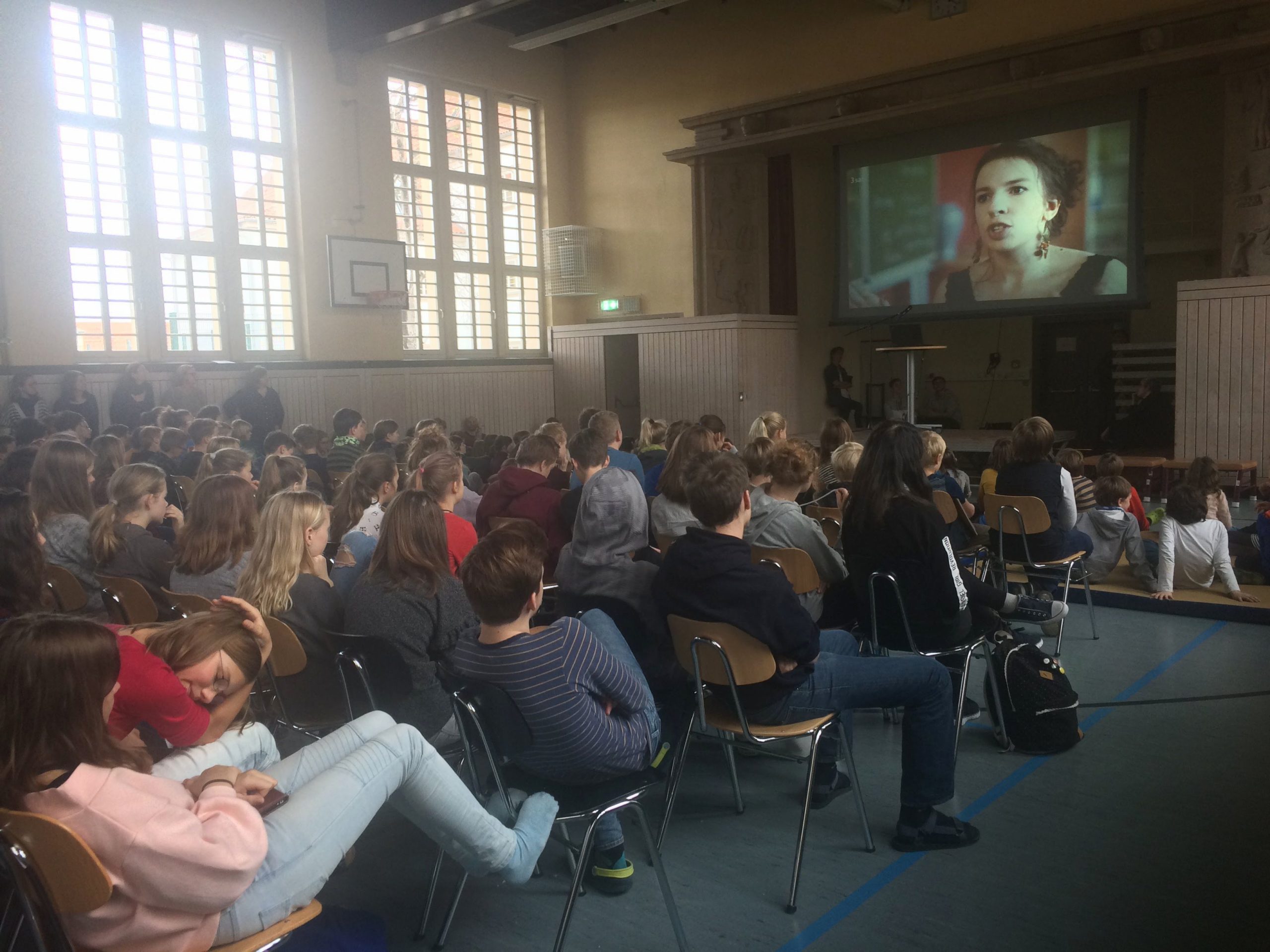 Schülerinnen und Schüler bei der aula-Feier im November