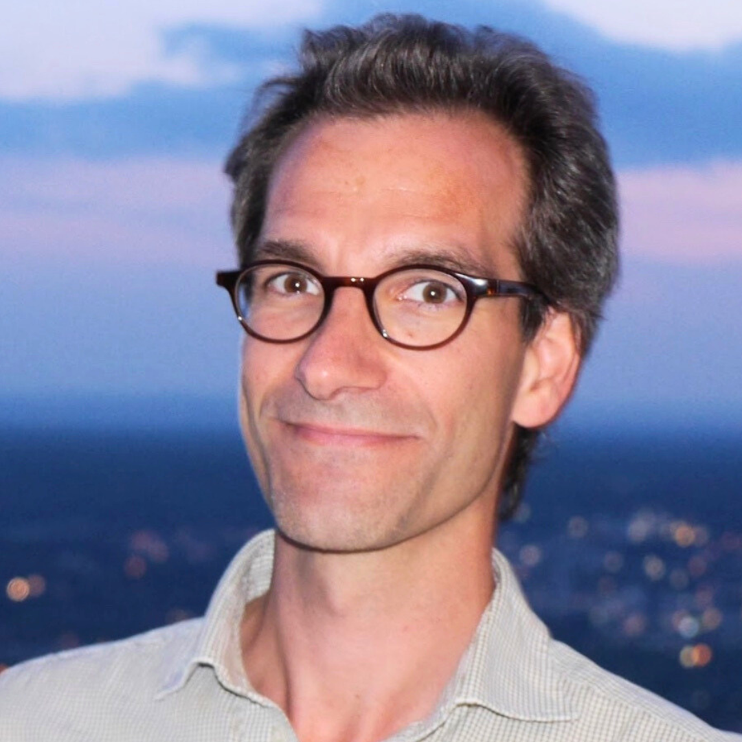 Justus Fuesers ist Lehrer für Physik und Mathematik an der Ellen-Key-Schule und als engagierter Botschafter für aula rund um Berlin unterwegs.