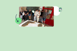 Teamfoto aula Analog vor einem Teil der Wellenbank